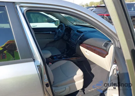 2015 Kia Sorento Lx z USA, uszkodzony, nr VIN 5XYKT3A6XFG596306